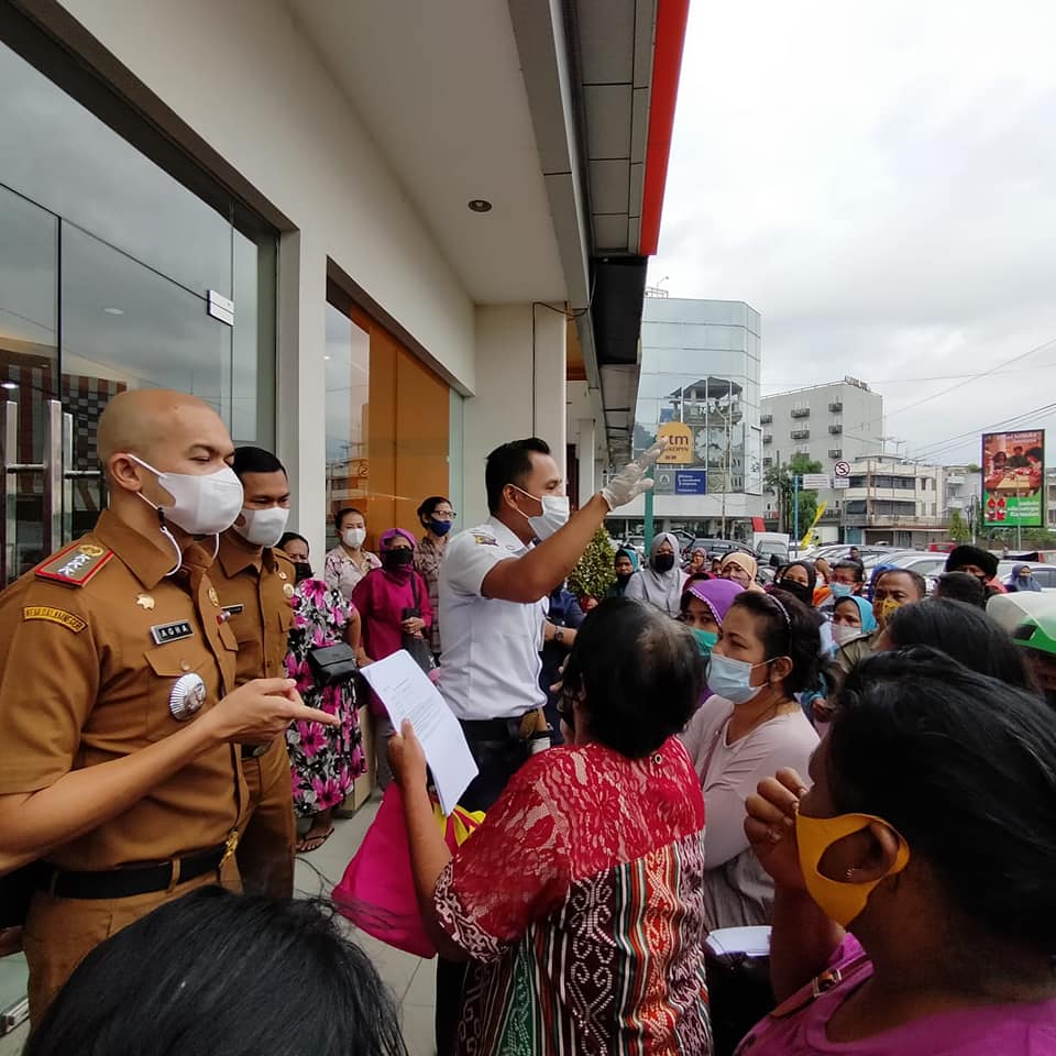 Camat Medan Petisah Langsung Turun di Kerumunan Pembagian Bantuan Mekar Di Simpang Tugu SIB